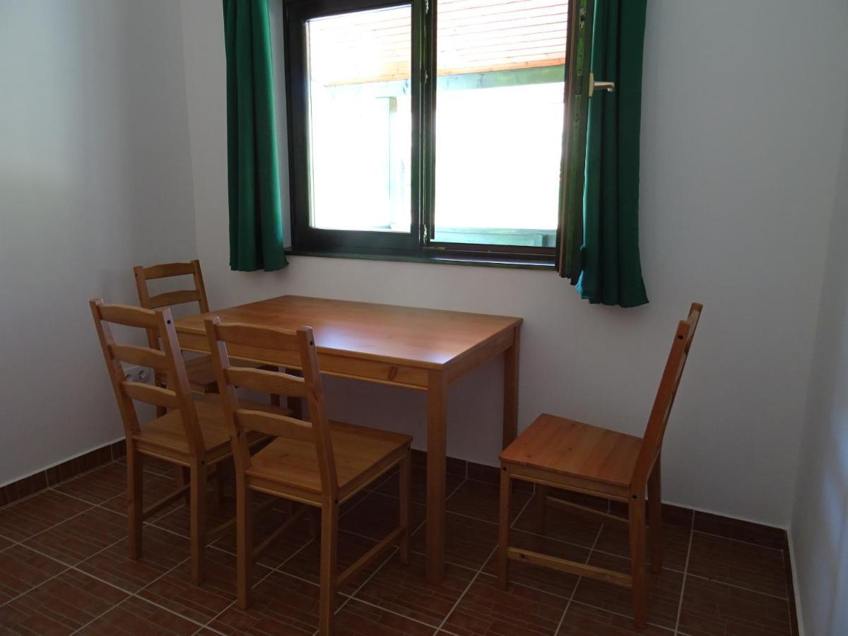 Kisrejtek Apartmanhaz Lispeszentadorjan Luaran gambar