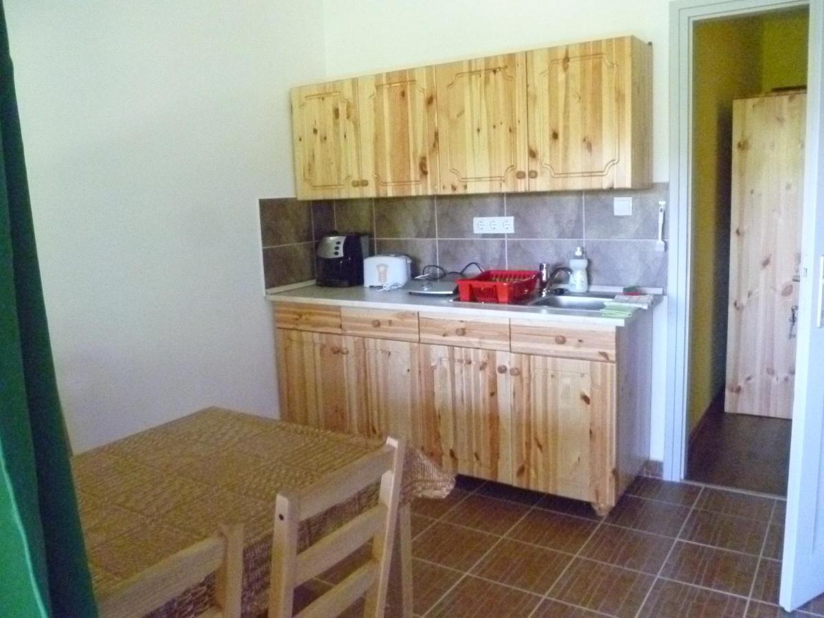 Kisrejtek Apartmanhaz Lispeszentadorjan Luaran gambar