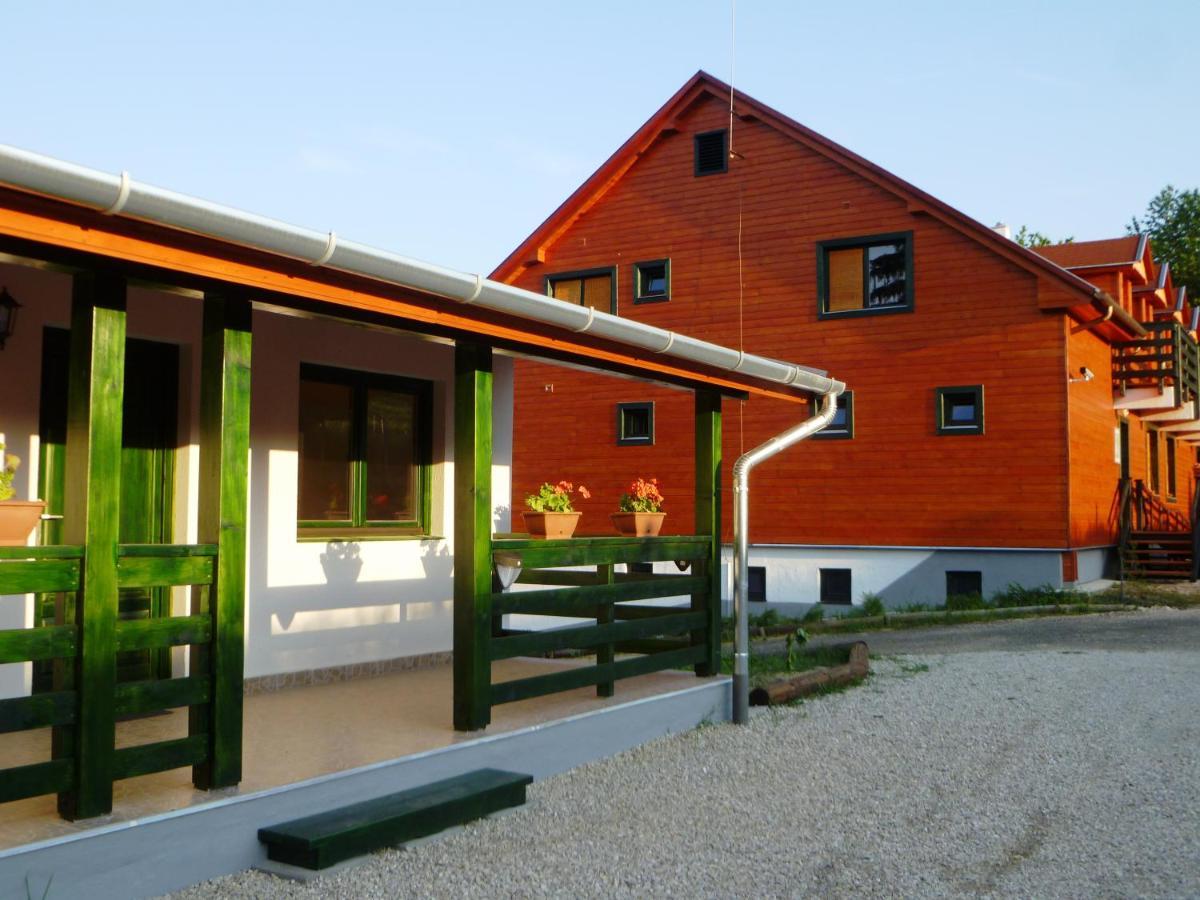 Kisrejtek Apartmanhaz Lispeszentadorjan Luaran gambar