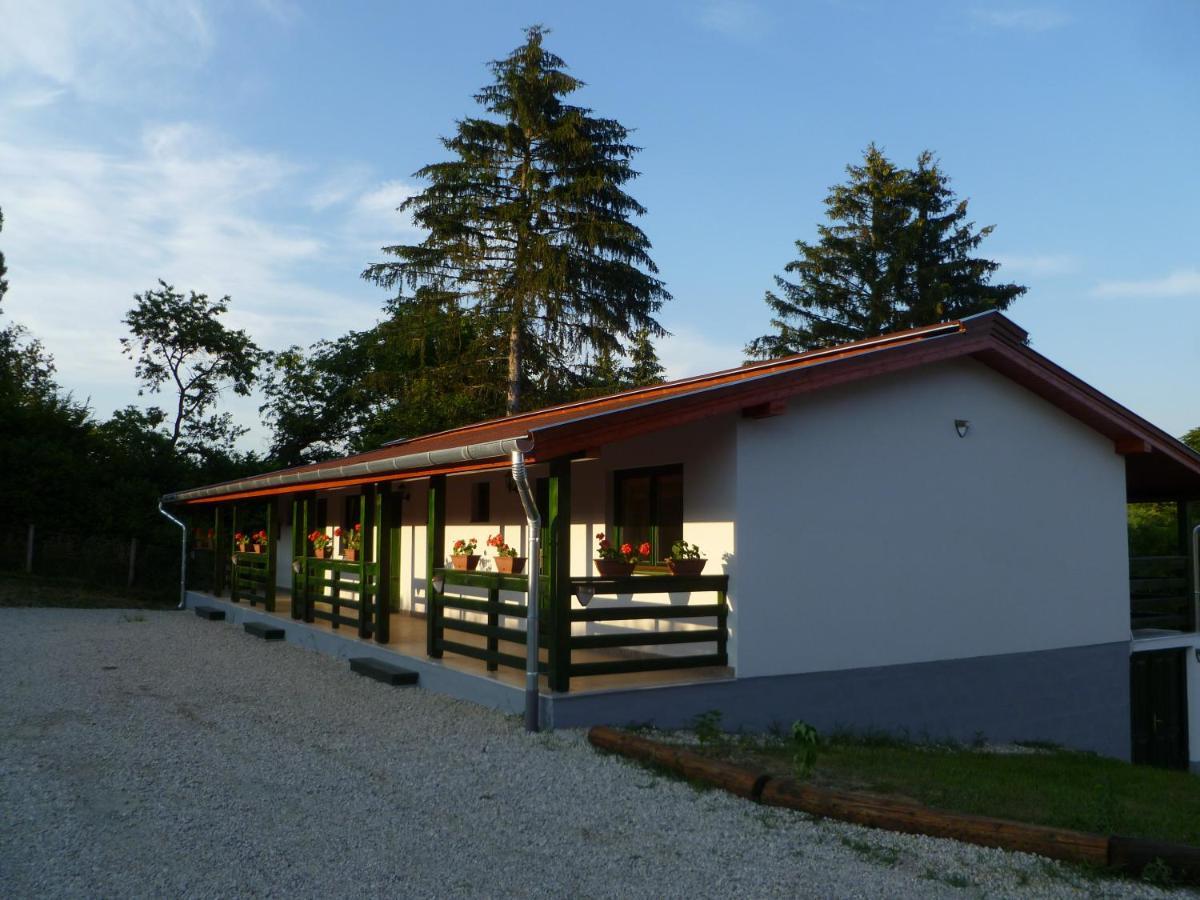 Kisrejtek Apartmanhaz Lispeszentadorjan Luaran gambar